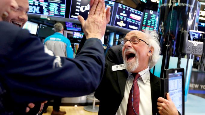 Dow Jones tăng 150 điểm lên kỷ lục mới