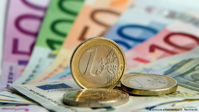 Đồng euro như “con dao rơi” do chủ trương lãi suất "êm dịu" của ECB