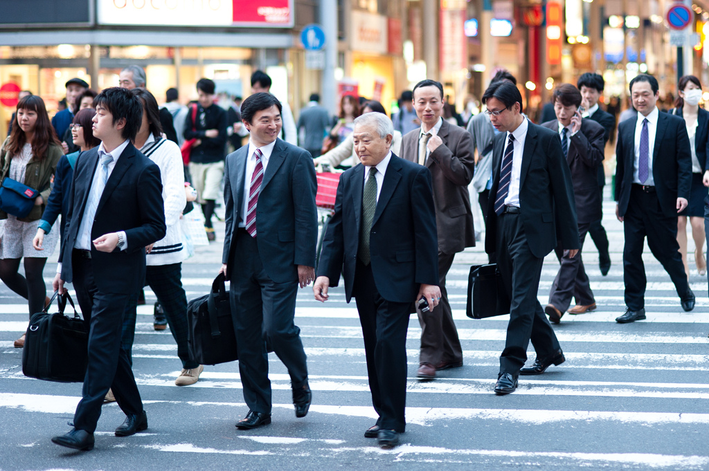 Kinh tế tăng trưởng âm - Chính phủ Nhật lại tính phát tiền mặt cho dân