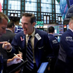 Phố Wall đồng loạt lập kỷ lục, Dow Jones tiến sát mốc 35,000 điểm