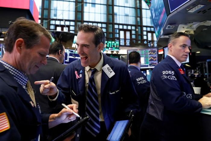 Dow Jones vượt 36,000 điểm