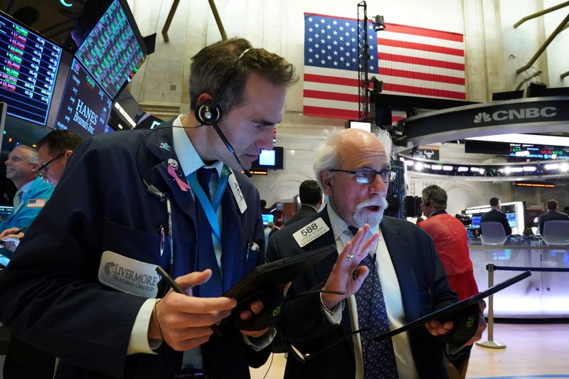 Dow Jones giảm gần 100 điểm sau đợt bán tháo vào cuối phiên