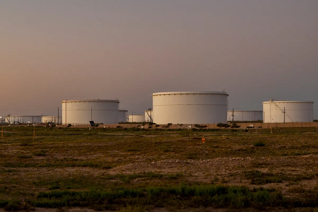 Dầu tăng vọt 3%, Dow Jones tương lai nhuốm sắc đỏ sau khi Mỹ tấn công Iran